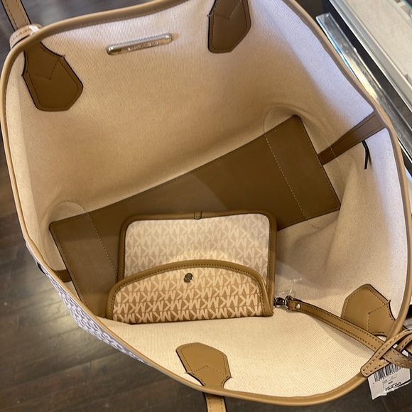 Michael Kors Eva Large Ombré Signature Logo Tote Bag
Husk 
NWT - Picture 5 of 16